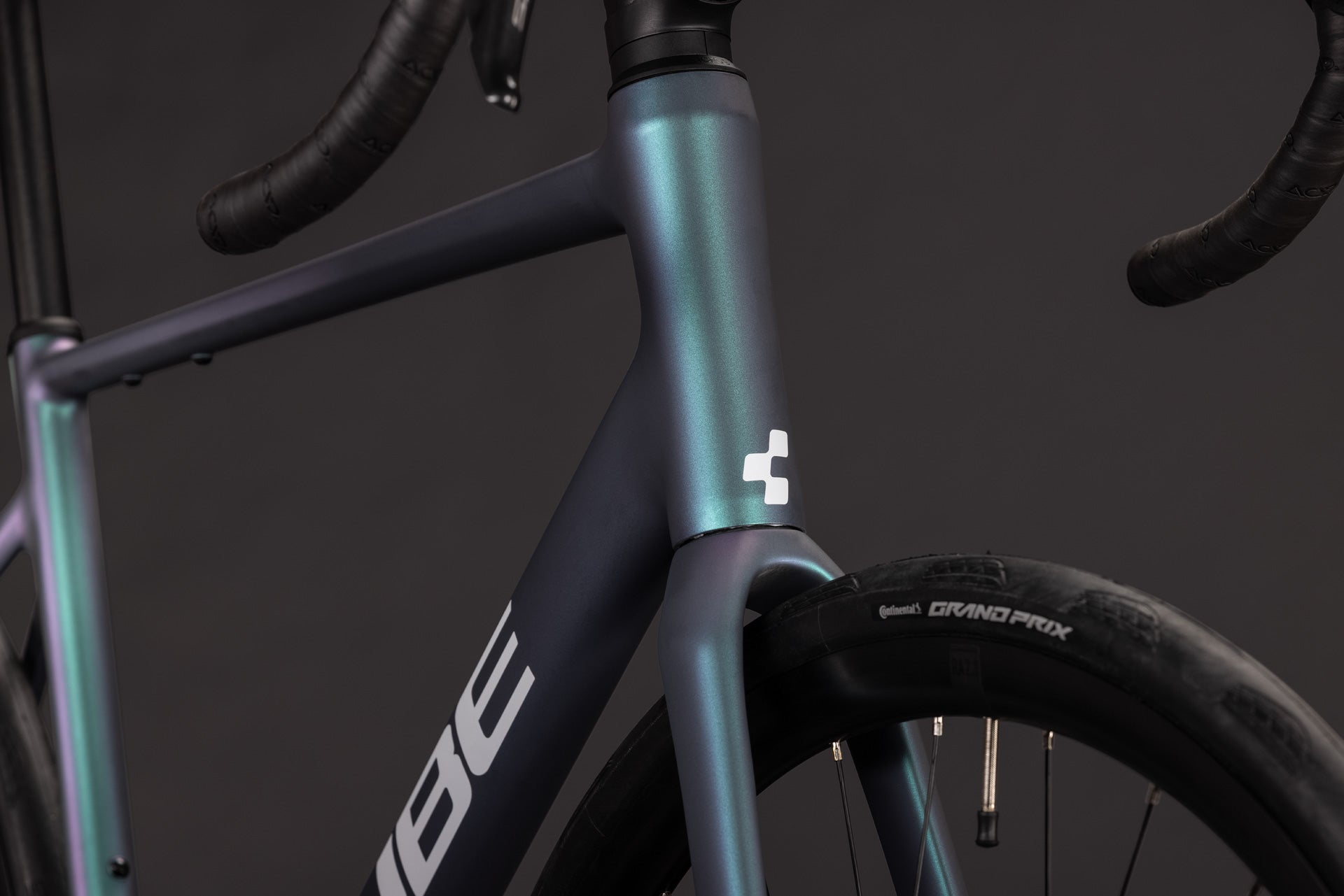 Cube Attain Race smaragdgrijs´n´wit (2027)