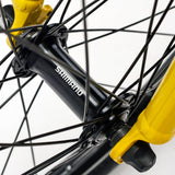 ACADEMY Graad 4 riem 20" geel