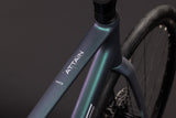 Cube Attain Race smaragdgrijs´n´wit (2027)