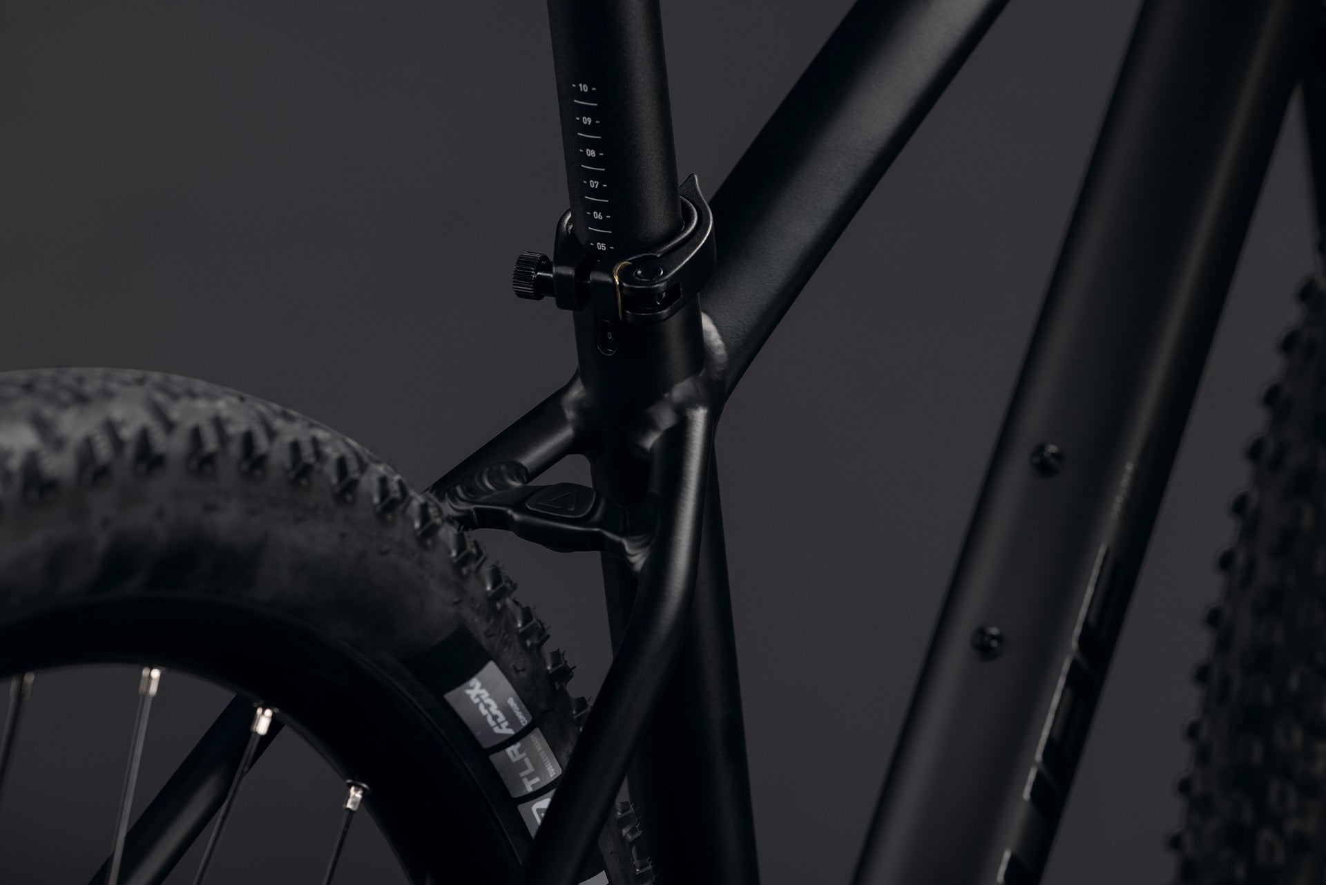 Cube Aim SLT soot´n´black (2027)